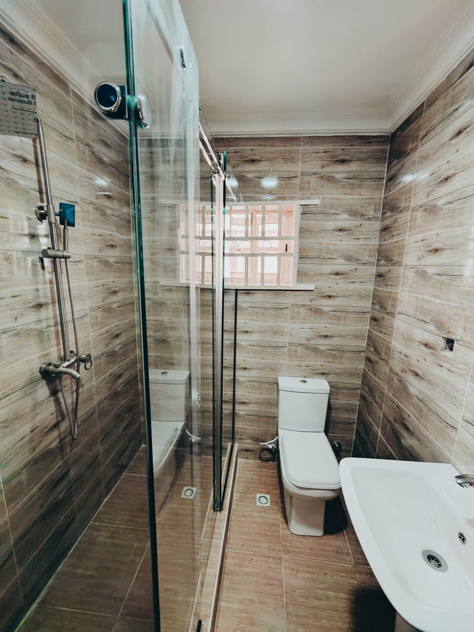 Superior Apartment | Bathroom | Shower, free toiletries, towels, soap