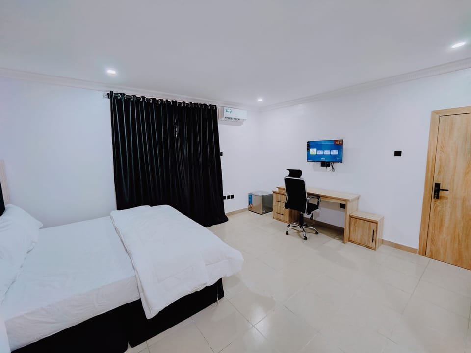 Superior Apartment | Desk, laptop workspace, free WiFi, bed sheets