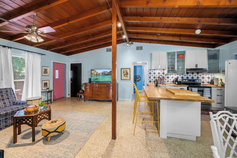 Living room with fast WiFi 