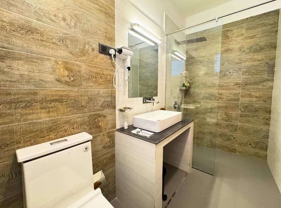 Deluxe Double Room, Balcony, Lake View | Bathroom | Shower, free toiletries, hair dryer, towels