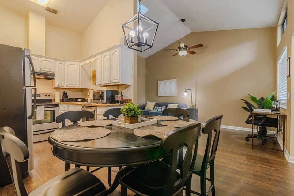 Dining room 6 Seats view to the kitchen