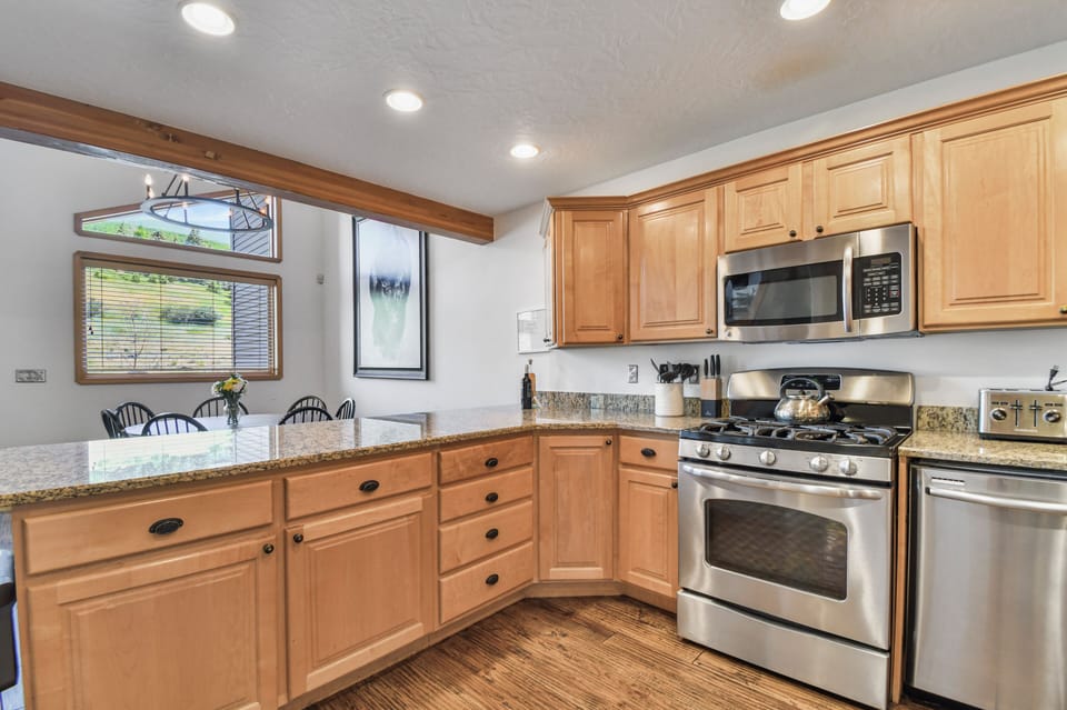 Luxury Townhome, Patio, Mountain View | Private kitchen