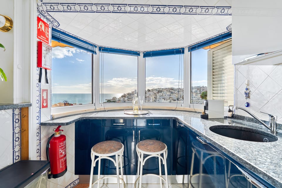 Kitchen or kitchenette,City view,Sea view