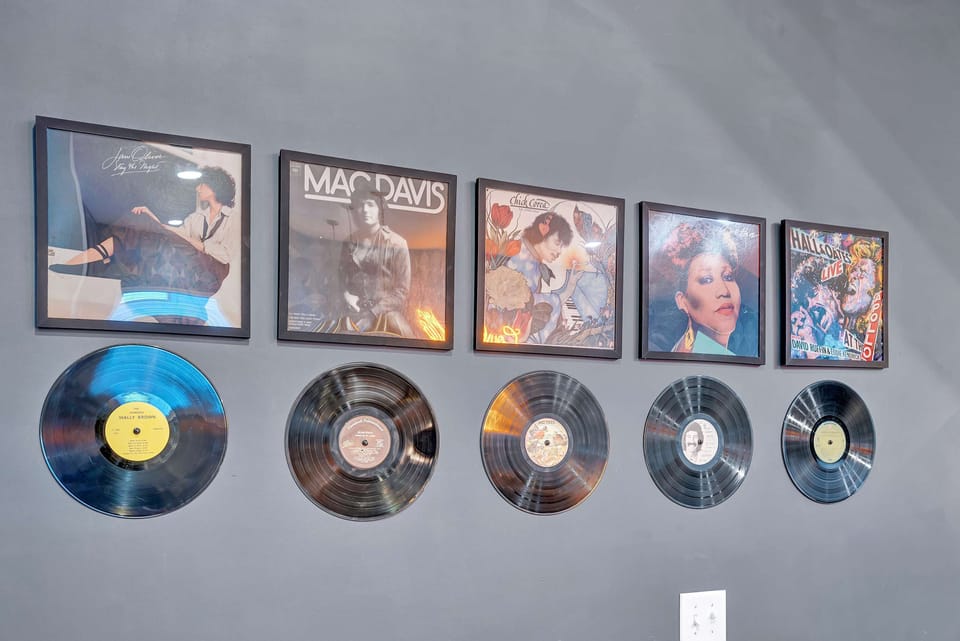 Discover the heart of Music City in this stylish vacation home with classic vinyl records. Ideal for bachelorette parties or family reunions, enjoy memorable evenings of laughter and music in downtown Nashville—your luxury getaway awaits!