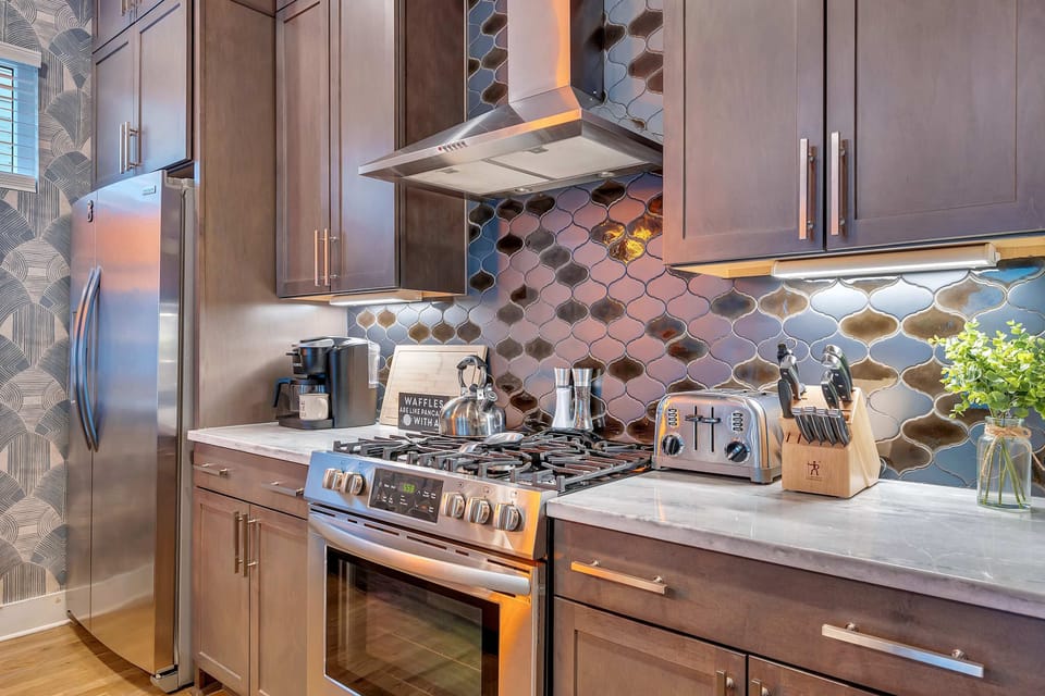 Discover a culinary oasis in Nashville! This elegant kitchen, featuring high-end appliances and stylish marble countertops, is perfect for brunch or a cozy night in. Your Nashville adventure starts here!