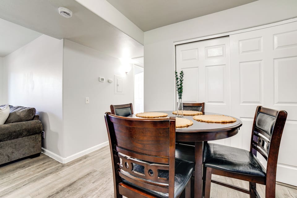 Dining Area | Dishware/Flatware Provided