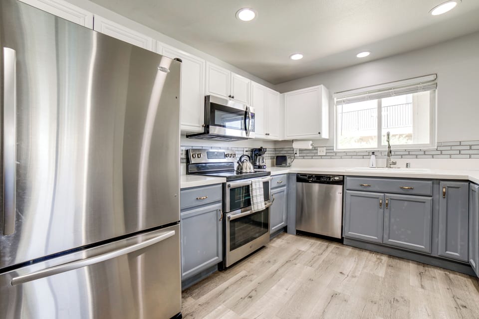 Kitchen | Free WiFi | Single-Story Unit