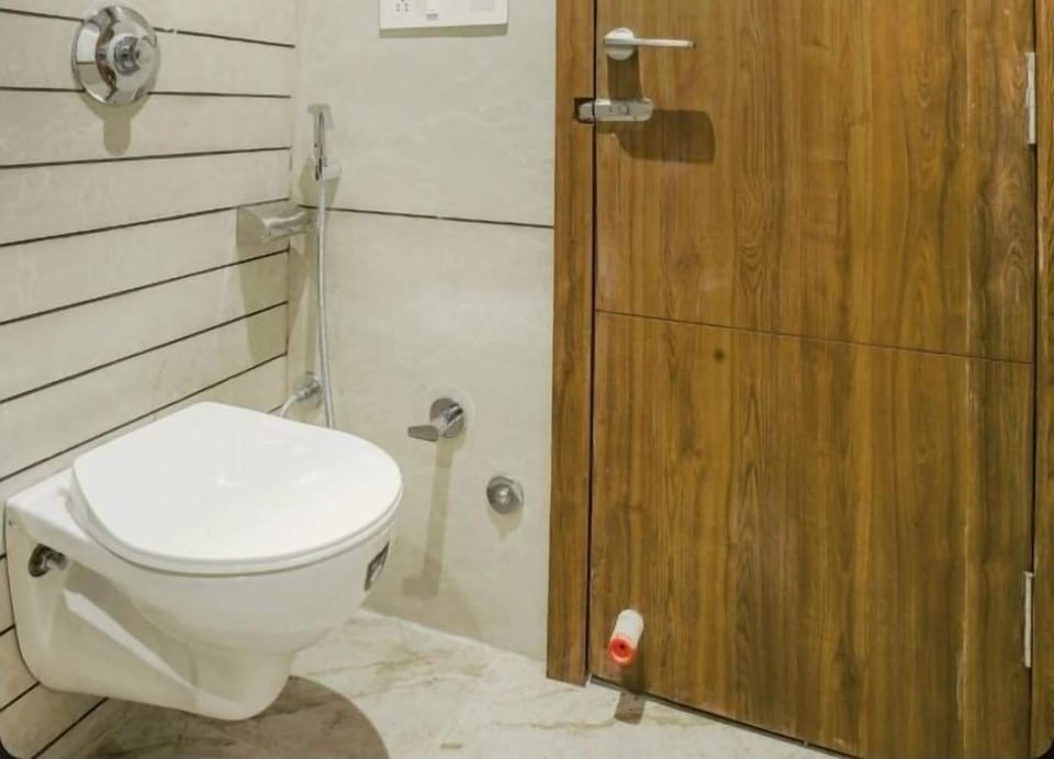 Deluxe Double Room | Bathroom | Slippers