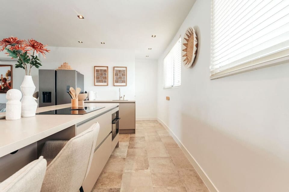 Bright, modern, and easy to move around in—this kitchen gives you plenty of space to cook, snack, or just enjoy a quiet morning.