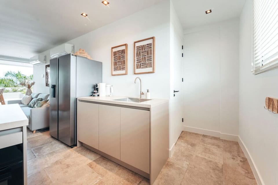 Simple, modern, and practical—this kitchen space has everything you need within easy reach, with a clean design and a warm, welcoming feel.