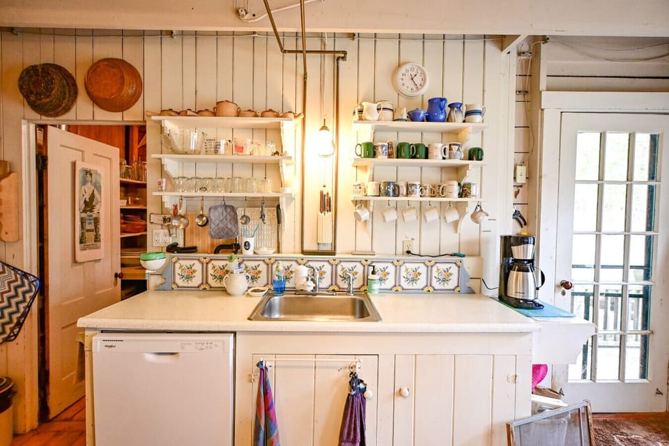 Kitchen and acess door to the cottage