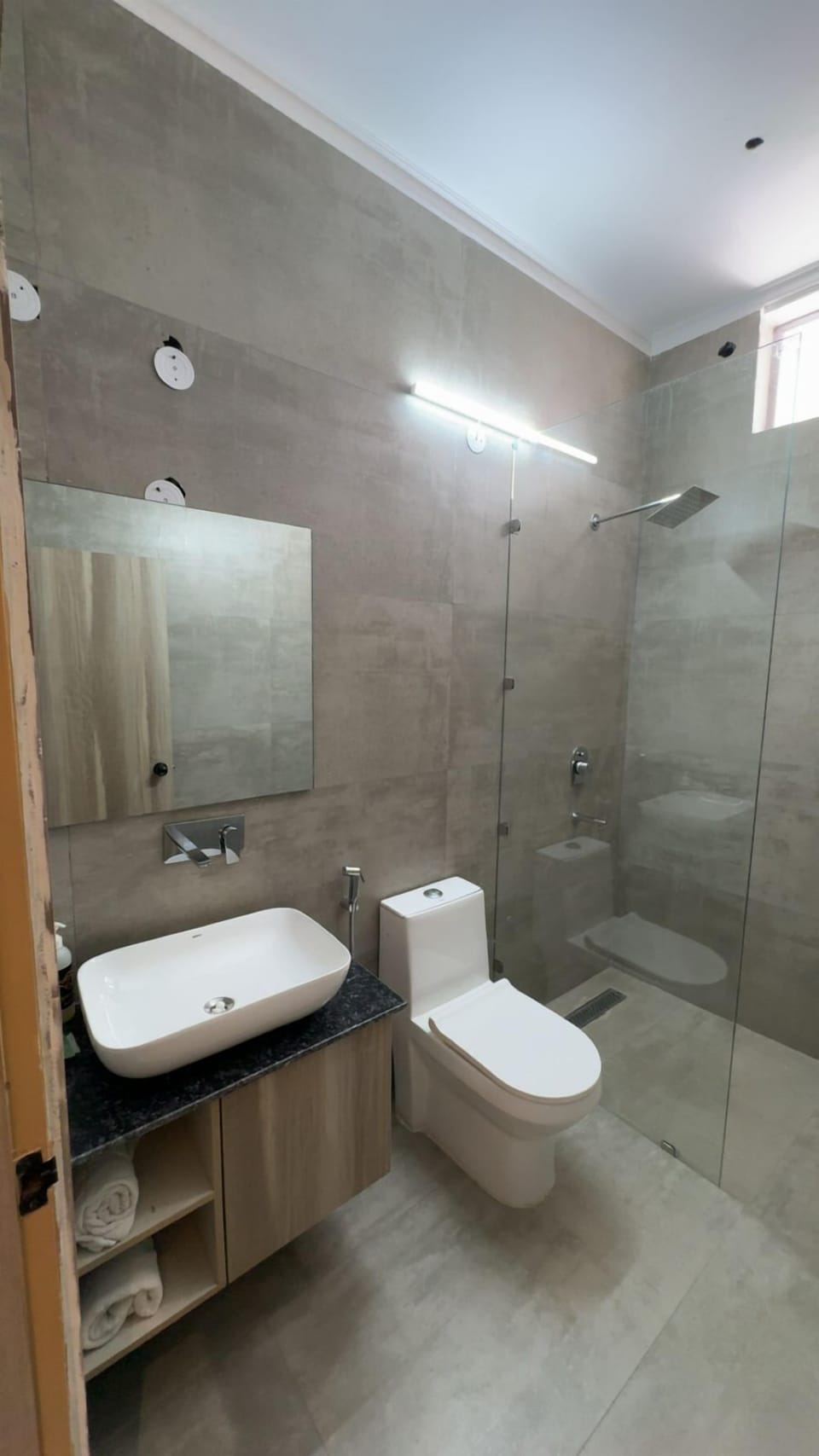 Combined shower/tub, free toiletries, towels, soap