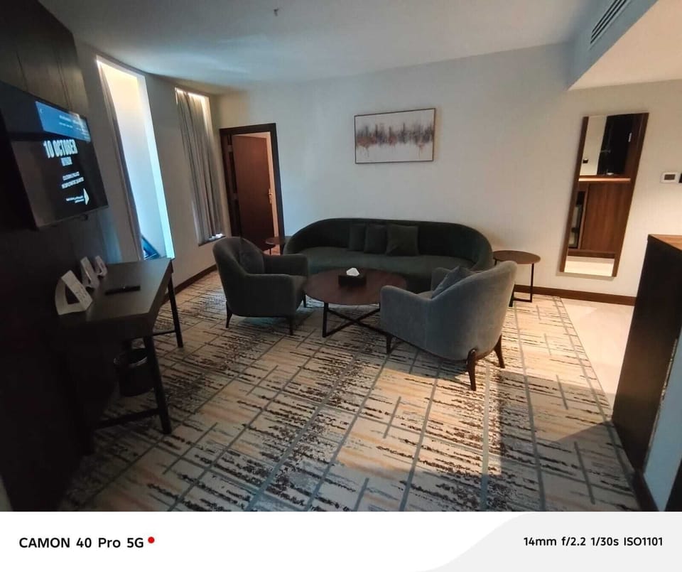 Executive Suite | Premium bedding, in-room safe, laptop workspace, soundproofing