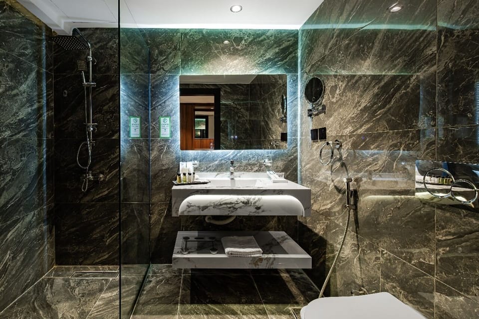 Shower, rainfall showerhead, free toiletries, hair dryer
