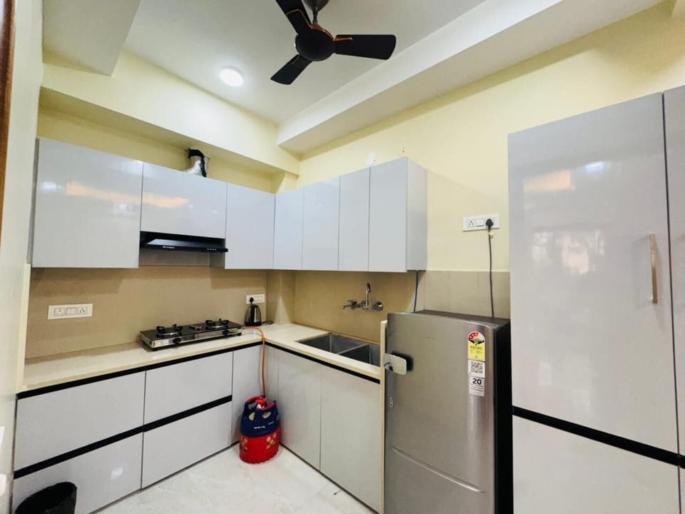 Full-size fridge, oven, dishwasher, mixer