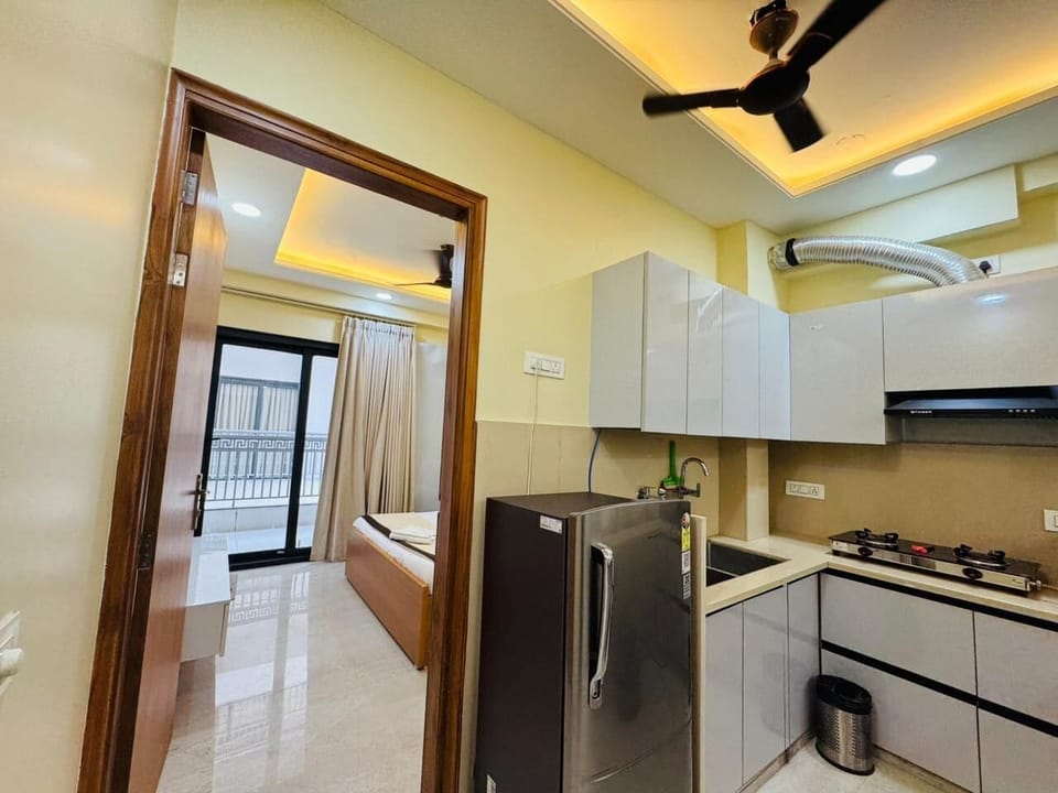Full-size fridge, oven, dishwasher, mixer