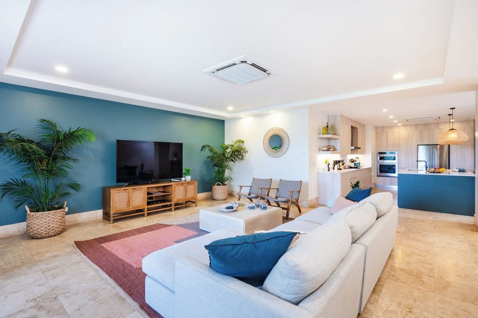Relax in the spacious living area of this Langosta Beach apartment, featuring comfortable sofas and an open-concept layout. Perfect for family gatherings, socializing, or unwinding after beach adventures in Tamarindo.