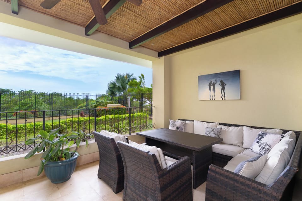 Dine al fresco at the balcony table of this beachfront Langosta Beach apartment. Surrounded by lush gardens and ocean breezes, it’s perfect for family meals, sunset dinners, or enjoying a luxury Tamarindo vacation experience.