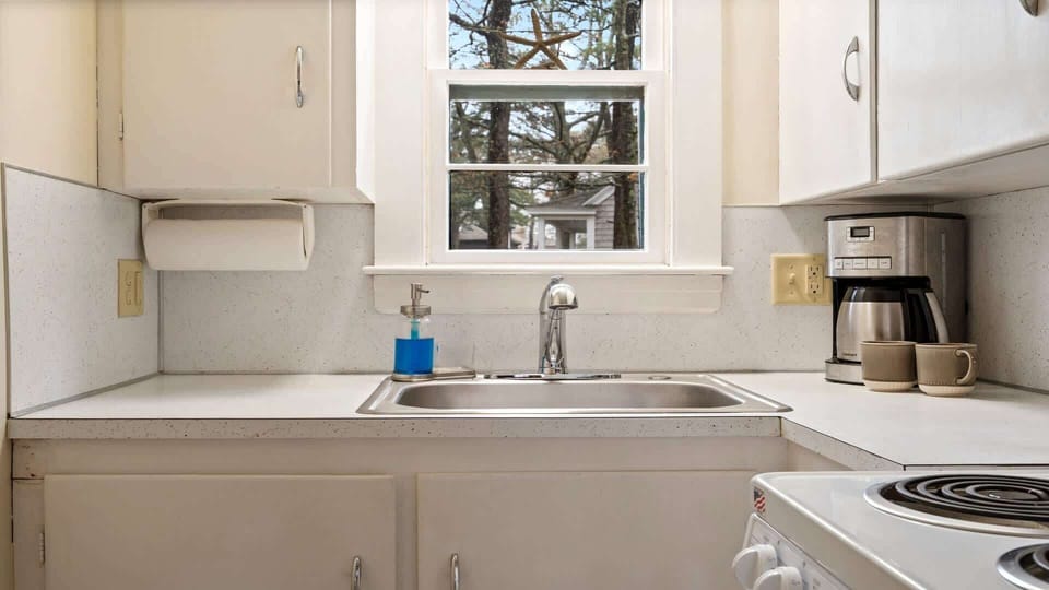 House, Multiple Beds, Patio, Garden View (Bayview Carriage House) | Private kitchen | Coffee/tea maker, fridge, microwave, oven