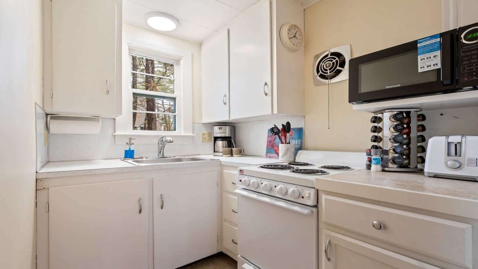 House, Multiple Beds, Patio, Garden View (Bayview Carriage House) | Private kitchen | Coffee/tea maker, fridge, microwave, oven
