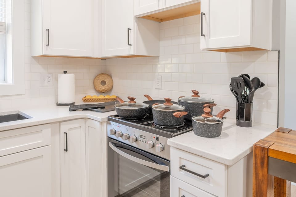 Fully equipped kitchen with modern appliances and everything you need to cook a home-style meal.
