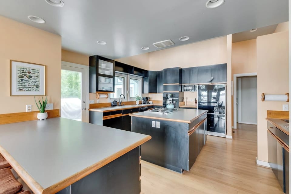 Kitchen Paradise: Modern appliances and sleek design await your culinary adventures!