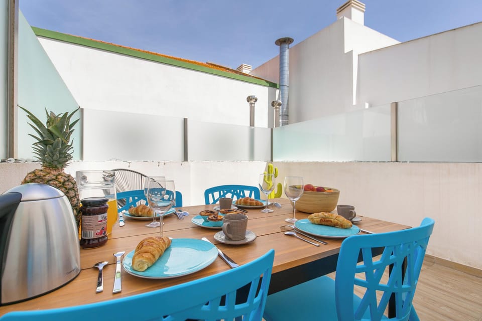 Private back patio with Dining table