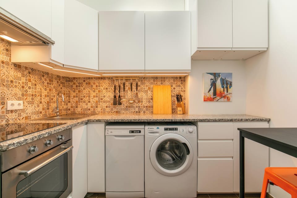 Dishwasher, washing machine, and microwave included