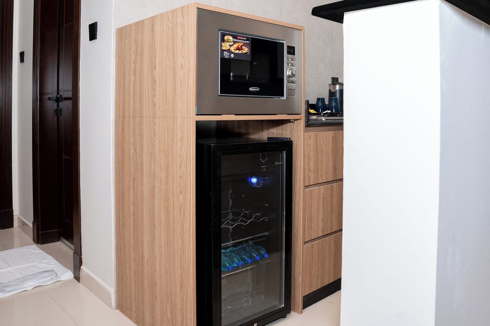 Junior Suite | Private kitchen | Microwave, electric kettle