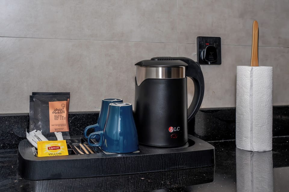Junior Suite | Private kitchen | Microwave, electric kettle