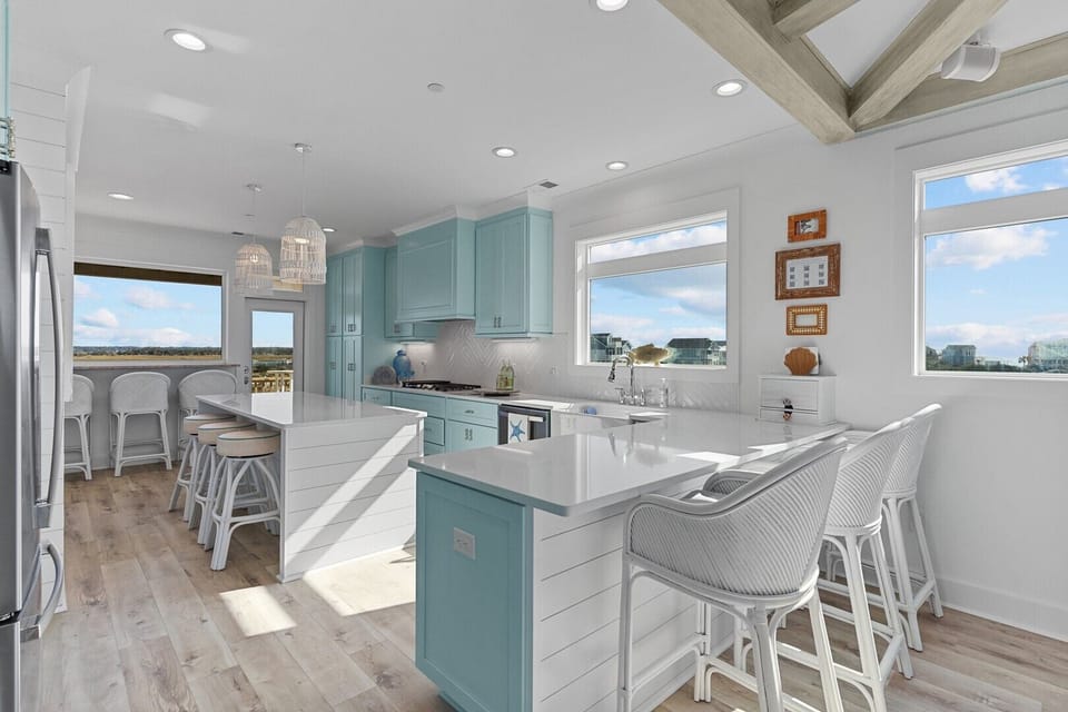 Kitchen With Eat-In Bar