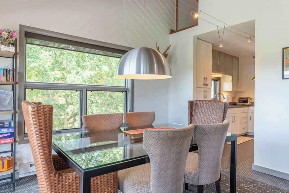 Dining table w/seating for 6