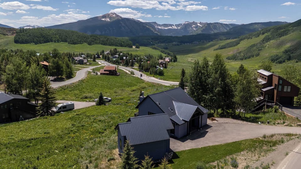 Expansive mountain views!