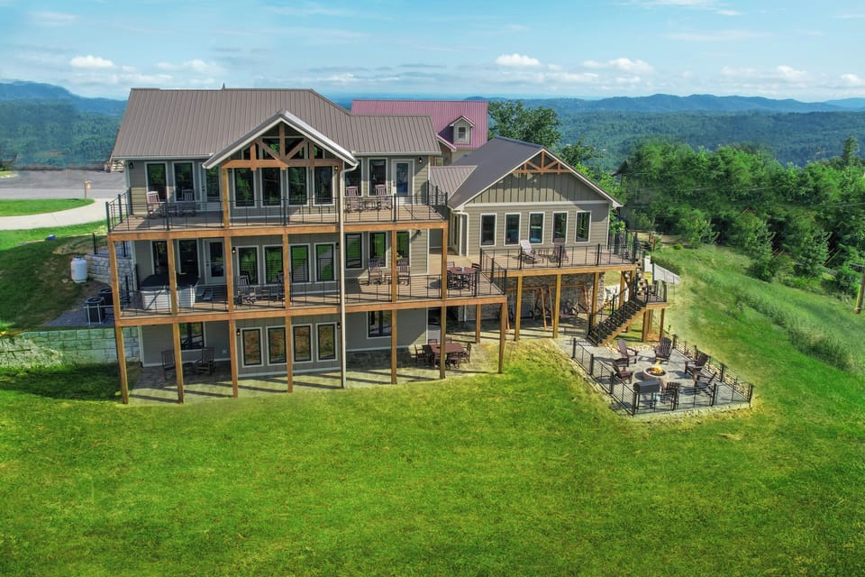 Stately A Gatlinburg Mountain Top Splash