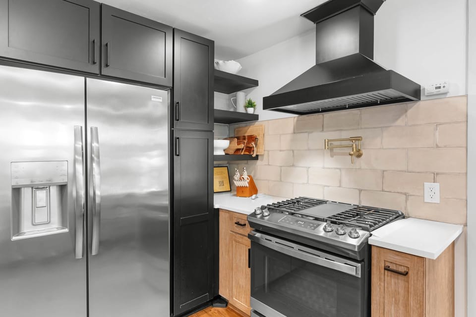 Full-size fridge/freezer with filtered water, ice. 4 burner gas range with oven