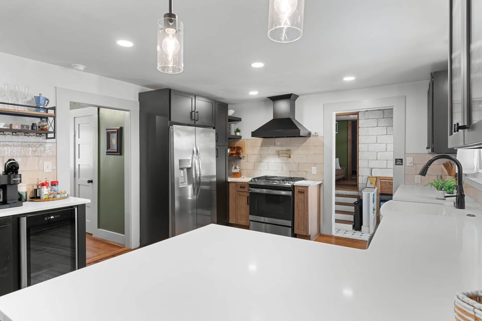 Gas stove, oven, full-sized refrigerator, dishwasher and large farm-style sink.