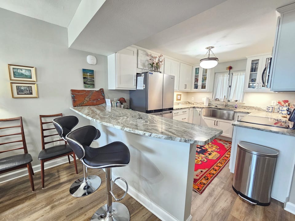 Breakfast Bar/Kitchen