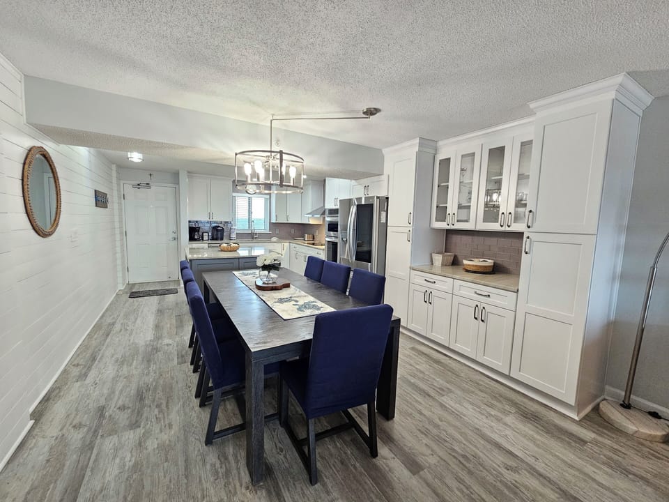 Dining Area to Kitchen