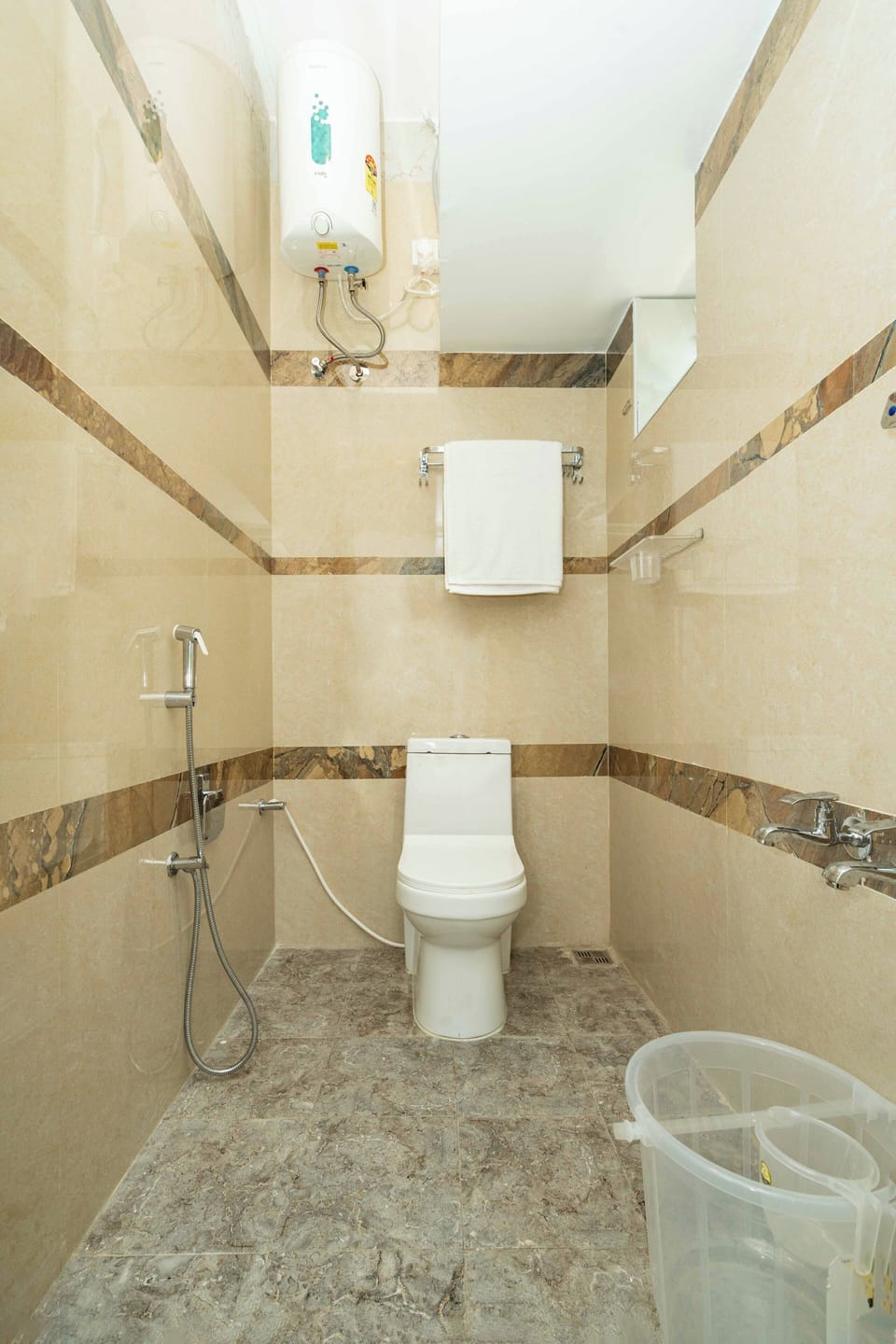 Shower, rainfall showerhead, free toiletries, hair dryer