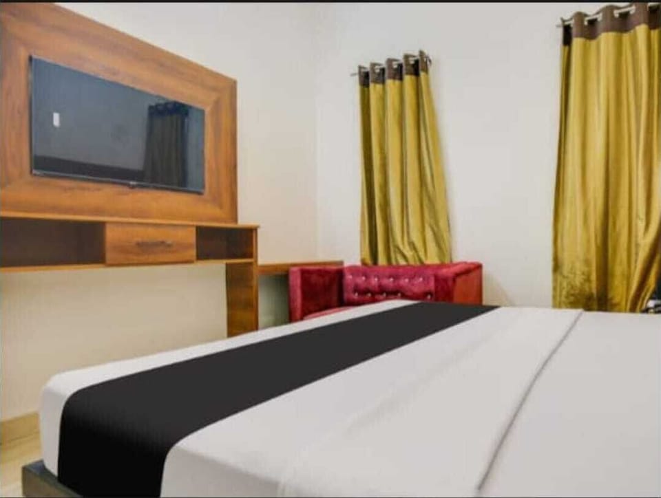 Luxury Room | Rollaway beds, free WiFi, bed sheets