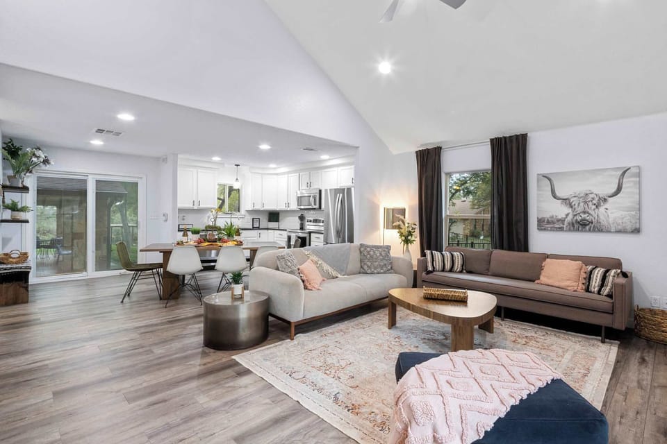 Living Area (624)