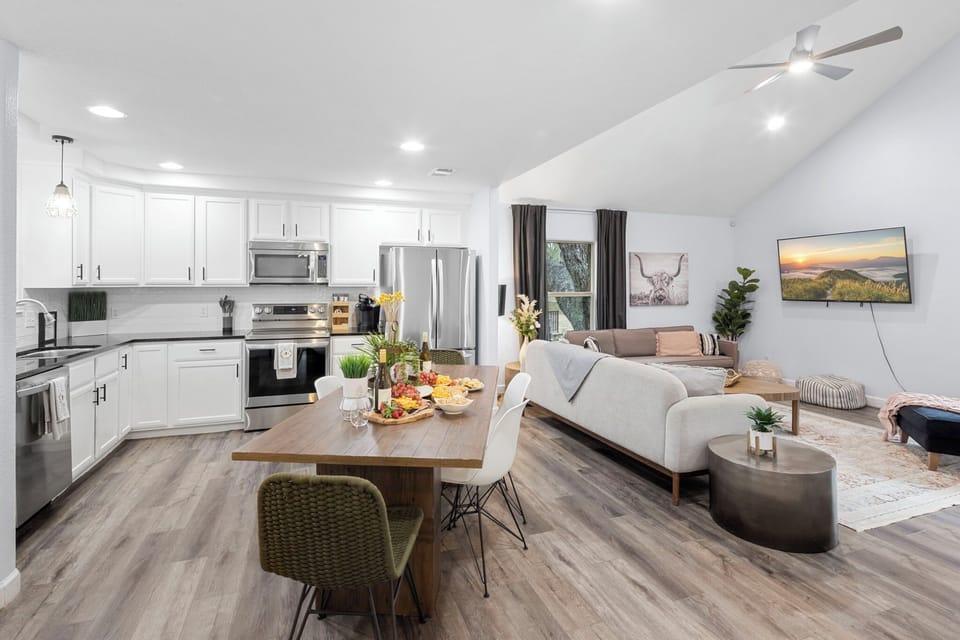 Kitchen Area (624)