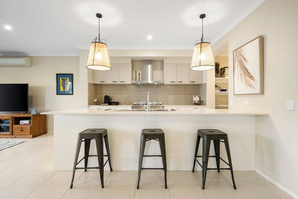 Fully equipped kitchen with breakfast bar