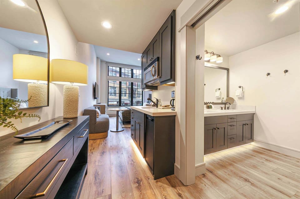 8001 Northstar Dr Unit 101-print-026-027-Interior-3361x2240-300dpi