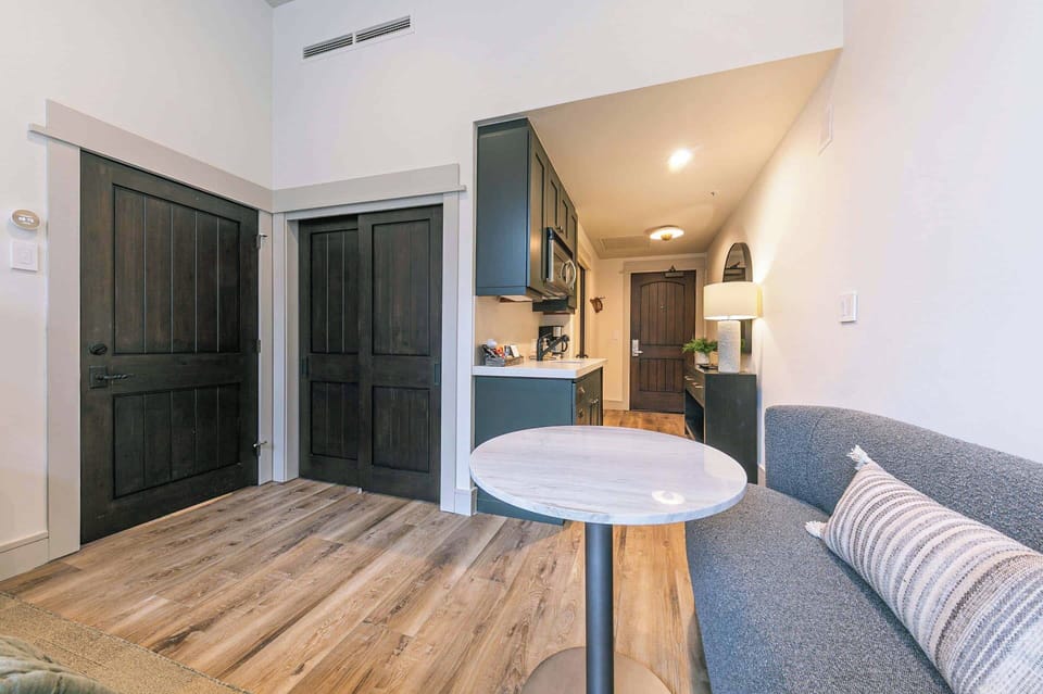 8001 Northstar Dr Unit 101-print-024-025-Interior-3315x2209-300dpi