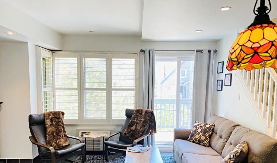 Family Apartment, 2 Bedrooms, Non Smoking, Mountain View | Living area | 43-inch flat-screen TV with cable channels, fireplace