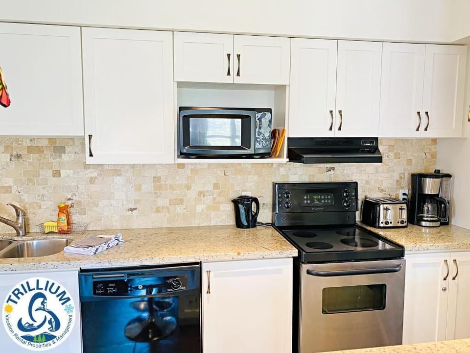 Family Apartment, 2 Bedrooms, Non Smoking, Mountain View | Private kitchen | Coffee/tea maker, fridge, microwave, oven