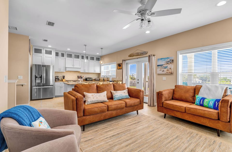 Living Room w/ seating for 6