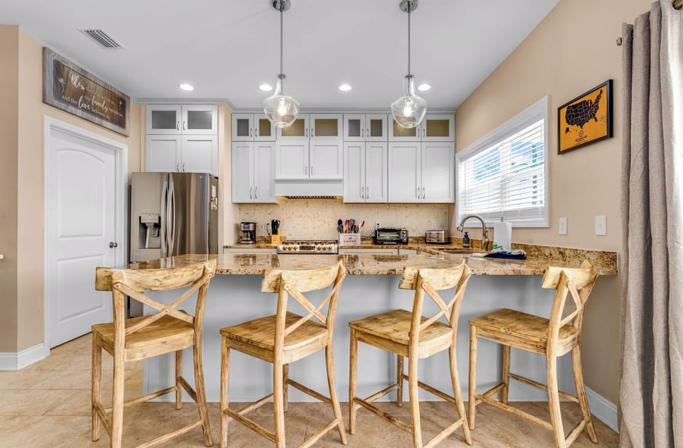 Kitchen w/ seating for 4