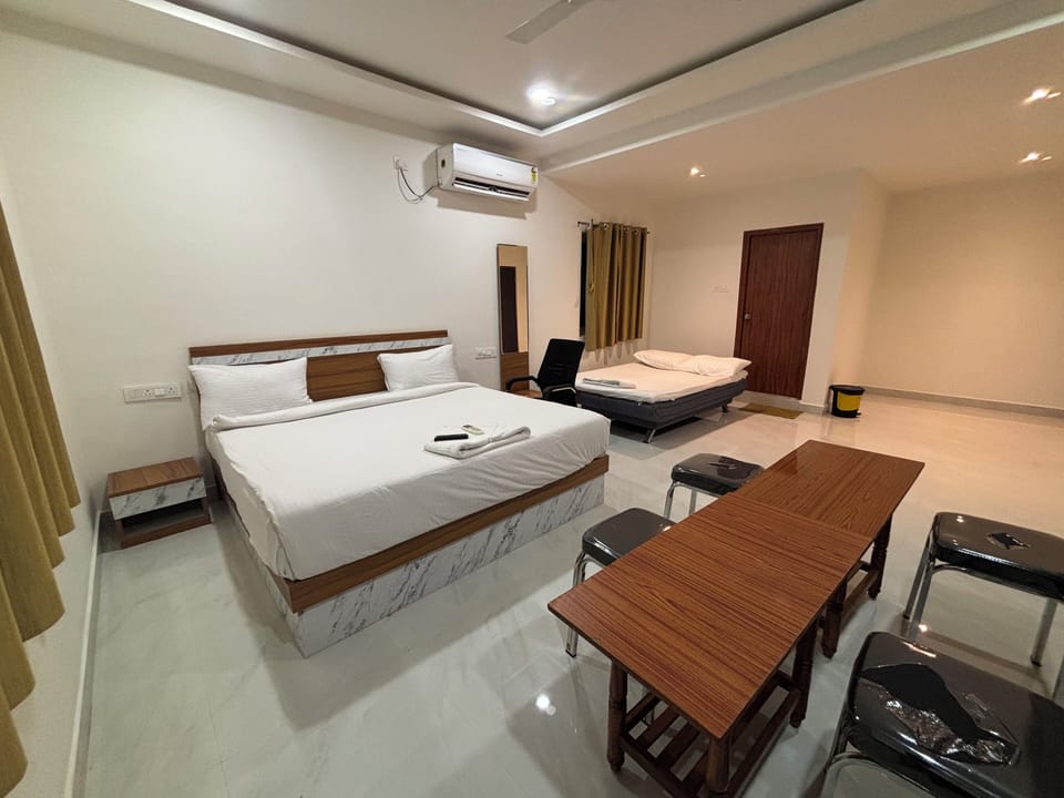 Deluxe Double Room, City View | Living area | TV